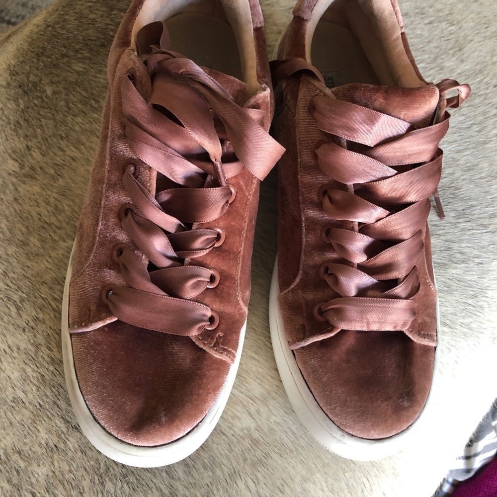 Steve Madden Bertie-V Blush Velvet Fabric and satin laces Sneakers women’s SZ 8